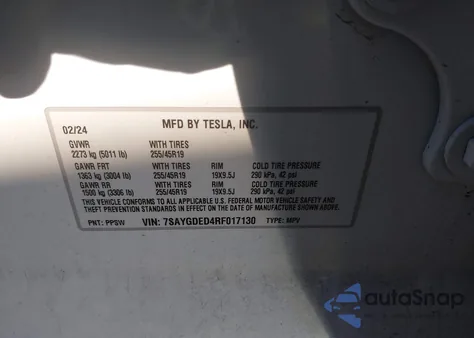 2024 Tesla Model Y Long Range Dual Motor All-Wheel Drive/Rwd z USA, uszkodzony, nr VIN 7SAYGDED4RF017130
